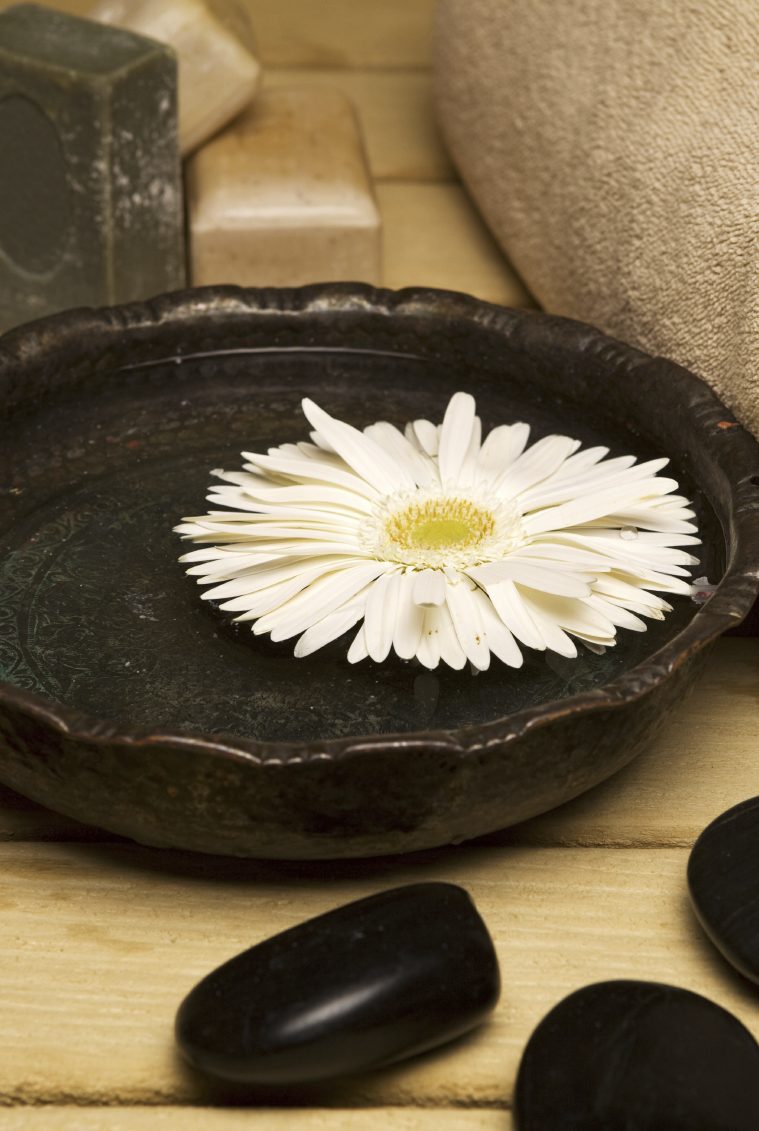 steinschale-mit-wasser-und-blume